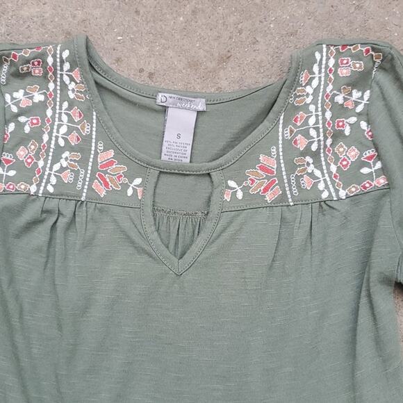 New Directions cold shoulder embroidered top olive green small - Picture 2 of 4
